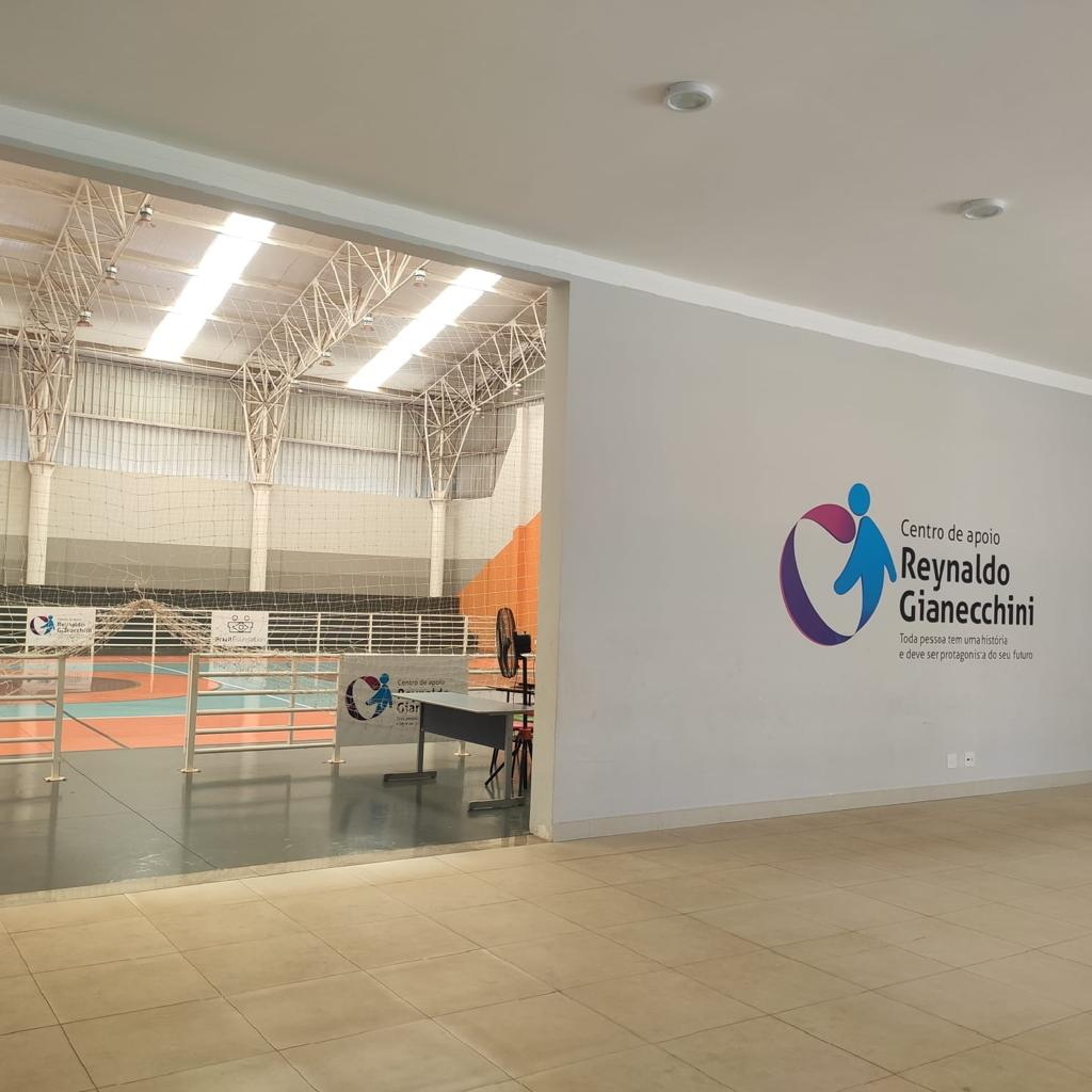 Área interna do Centro de Apoio Prof. Reynaldo Gianecchini com a quadra ao fundo